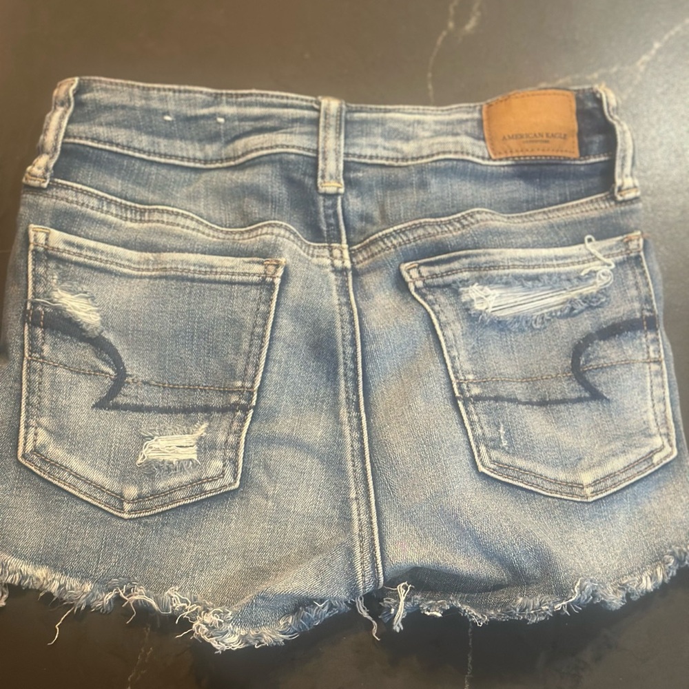 Hardly worn, incredible quality! Cute AE jean shorts💙
